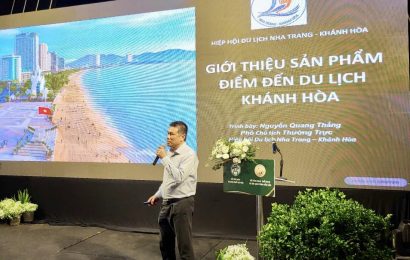 Ông Nguyễn Quang Thắng - Phó Chủ tịch thường trực Hiệp hội Du lịch Nha Trang - Khánh Hòa giới thiệu sản phẩm du lịch của Khánh Hòa tại hội nghị.