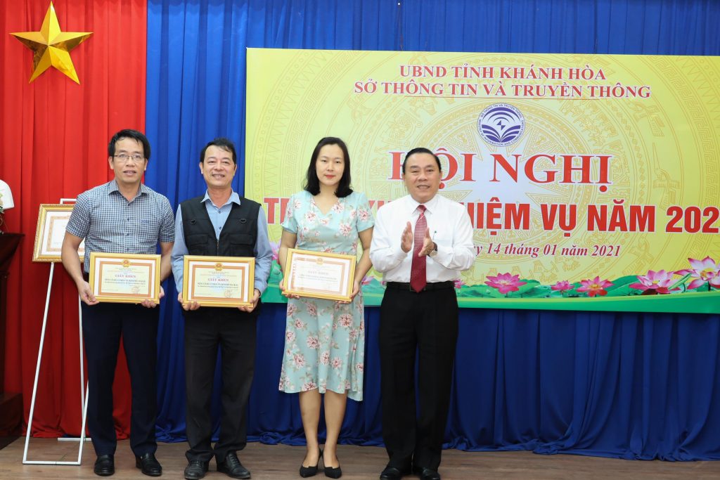 Ông Đinh Văn Thiệu trao bằng khen của Thủ tướng Chính phủ cho lãnh đạo Sở TT&TT tỉnh Khánh Hòa.