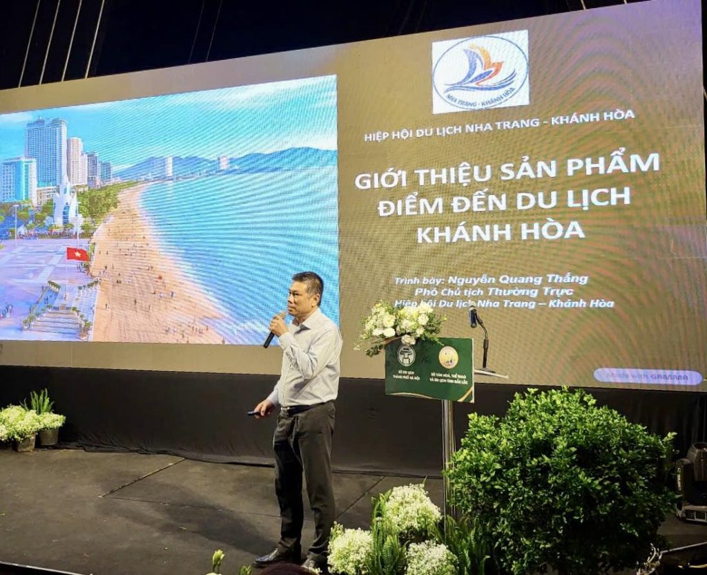 Ông Nguyễn Quang Thắng - Phó Chủ tịch thường trực Hiệp hội Du lịch Nha Trang - Khánh Hòa giới thiệu sản phẩm du lịch của Khánh Hòa tại hội nghị.